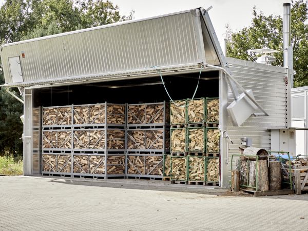 Brennholz Betriebshof Trockenkammer Mühlböck trockenes und frisches ofenfertig gespaltenes Brennholz 25cm 33cm 50cm